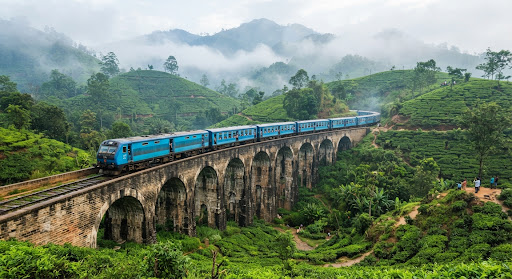Nine arch bridge scenic train in Ella